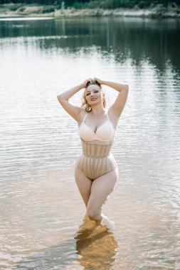 artı korse iç çamaşırı kıvrımlı rakam ile boyutu kadın. kafkas xxl tombul kız yüzmek istiyorum.