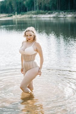 artı korse iç çamaşırı kıvrımlı rakam ile boyutu kadın. kafkas xxl tombul kız yüzmek istiyorum.