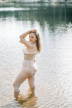 artı korse iç çamaşırı kıvrımlı rakam ile boyutu kadın. kafkas xxl tombul kız yüzmek istiyorum.