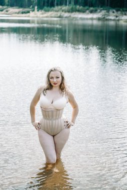 artı korse iç çamaşırı kıvrımlı rakam ile boyutu kadın. kafkas xxl tombul kız yüzmek istiyorum.