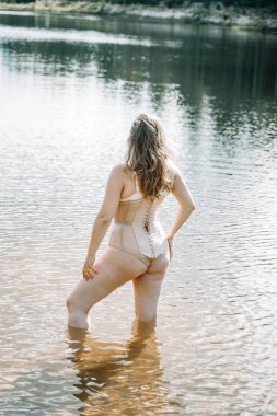 artı korse iç çamaşırı kıvrımlı rakam ile boyutu kadın. kafkas xxl tombul kız yüzmek istiyorum.