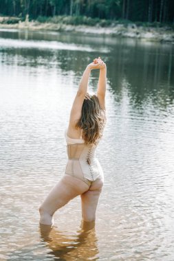 artı korse iç çamaşırı kıvrımlı rakam ile boyutu kadın. kafkas xxl tombul kız yüzmek istiyorum.