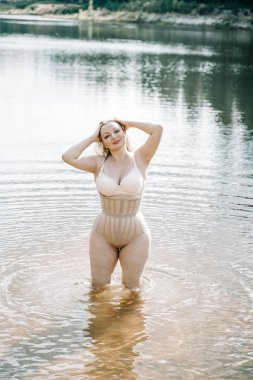 artı korse iç çamaşırı kıvrımlı rakam ile boyutu kadın. kafkas xxl tombul kız yüzmek istiyorum.