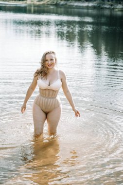 artı korse iç çamaşırı kıvrımlı rakam ile boyutu kadın. kafkas xxl tombul kız yüzmek istiyorum.