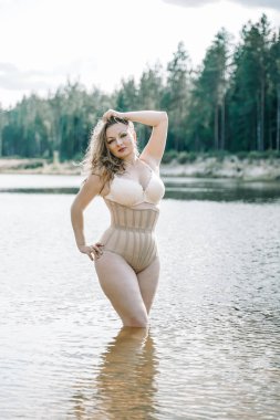 artı korse iç çamaşırı kıvrımlı rakam ile boyutu kadın. kafkas xxl tombul kız yüzmek istiyorum.