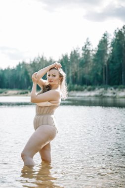 artı korse iç çamaşırı kıvrımlı rakam ile boyutu kadın. kafkas xxl tombul kız yüzmek istiyorum.