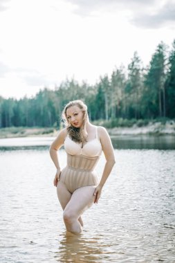 artı korse iç çamaşırı kıvrımlı rakam ile boyutu kadın. kafkas xxl tombul kız yüzmek istiyorum.