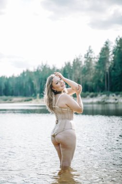 artı korse iç çamaşırı kıvrımlı rakam ile boyutu kadın. kafkas xxl tombul kız yüzmek istiyorum.