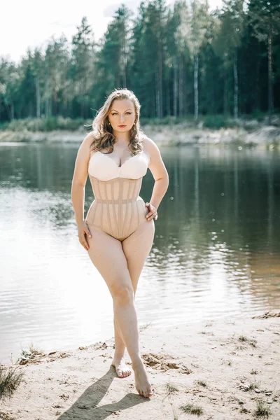 Plus Size vrouw met bochtige figuur in corset lingerie. Kaukasisch XXL mollig meisje wil zwemmen. — Stockfoto