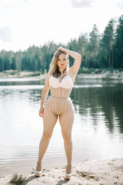 Plusz méretű nő görbe alak fűző fehérnemű. kaukázusi XXL pufók lány akar úszni. — Stock Fotó