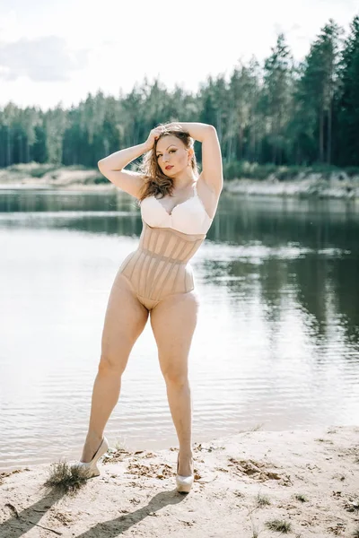 Plus size kvinna med kurviga figur i korset underkläder. kaukasiska XXL knubbig tjej vill simma. — Stockfoto