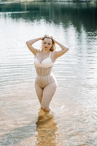 Plus Size vrouw met bochtige figuur in corset lingerie. Kaukasisch XXL mollig meisje wil zwemmen. — Stockfoto