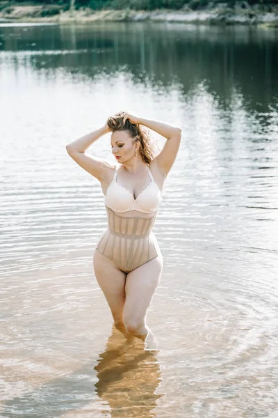 artı korse iç çamaşırı kıvrımlı rakam ile boyutu kadın. kafkas xxl tombul kız yüzmek istiyorum.