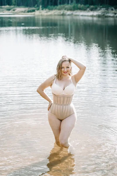 코르셋 란제리에 매력적인 그림플러스 사이즈 여성. 백인 xxl 통통한 소녀 원 에 수영. — 스톡 사진