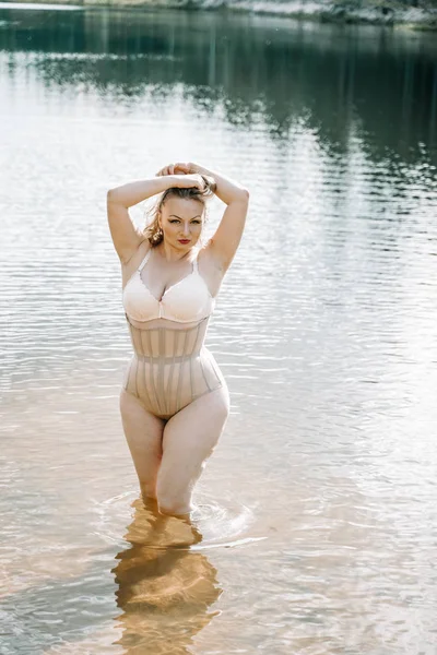 Plus size donna con figura sinuosa in lingerie corsetto. caucasico xxl paffuto ragazza vuole nuotare . — Foto Stock
