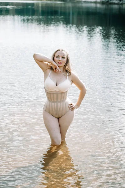 Συν το μέγεθος γυναίκα με καμπύλη φιγούρα σε κορσέ εσώρουχα. Καυκάσιος μεγάλο παχουλός κορίτσι θέλουν να κολυμπούν. — Φωτογραφία Αρχείου