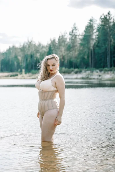 Plus size donna con figura sinuosa in lingerie corsetto. caucasico xxl paffuto ragazza vuole nuotare . — Foto Stock