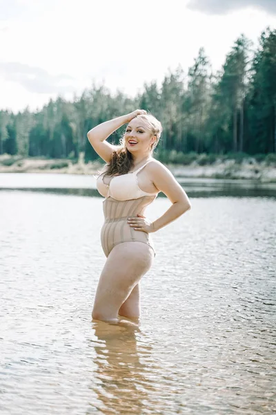 Além de mulher tamanho com figura curvilínea em lingerie espartilho. caucasiano xxl gordinha menina quer natação . — Fotografia de Stock