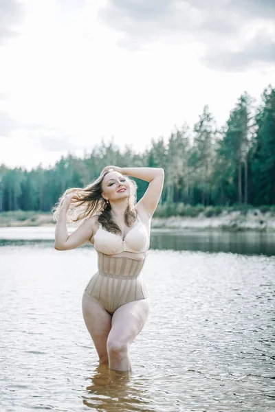 Mujer de talla grande con figura curvilínea en lencería de corsé. caucásico xxl gordito chica querer nadar . — Foto de Stock