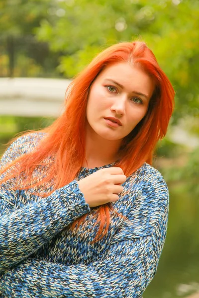 セーターの美しい若い赤毛の女性は秋に歩きます — ストック写真
