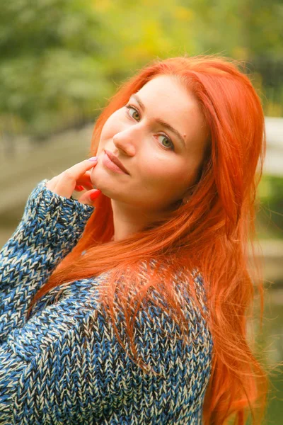 Mulher ruiva bonita jovem em camisola caminha no outono — Fotografia de Stock