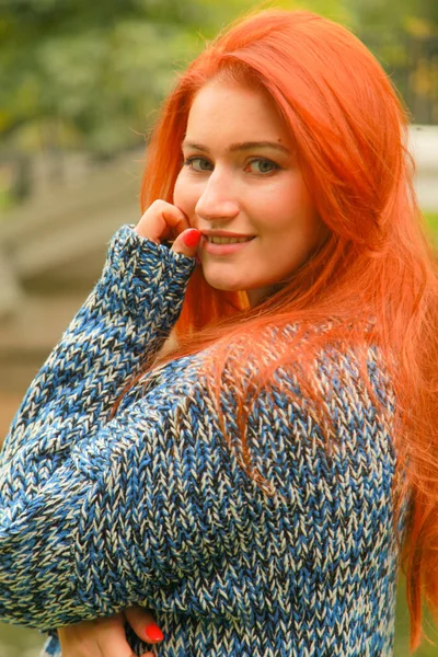 Hermosa joven pelirroja en suéter camina en otoño — Foto de Stock