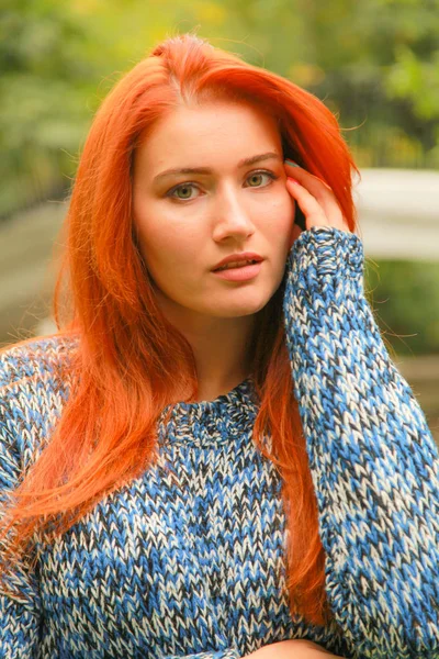 Piękna młoda Ruda Kobieta w swetrze spacery jesienią — Zdjęcie stockowe