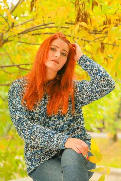 Piękna młoda Ruda Kobieta w swetrze z jesiennym żółtym liśćmi Jesienią drzewa — Zdjęcie stockowe
