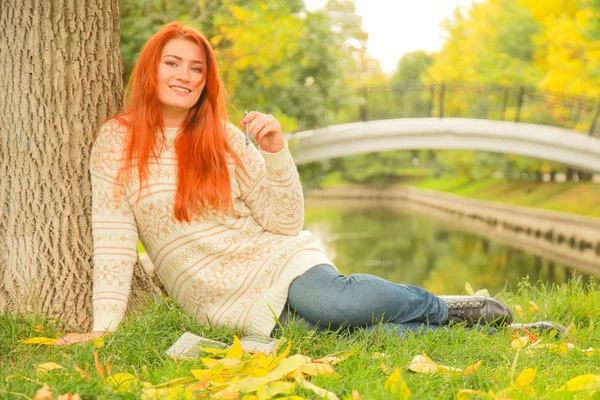 Belle jeune femme rousse en pull marche en automne — Photo