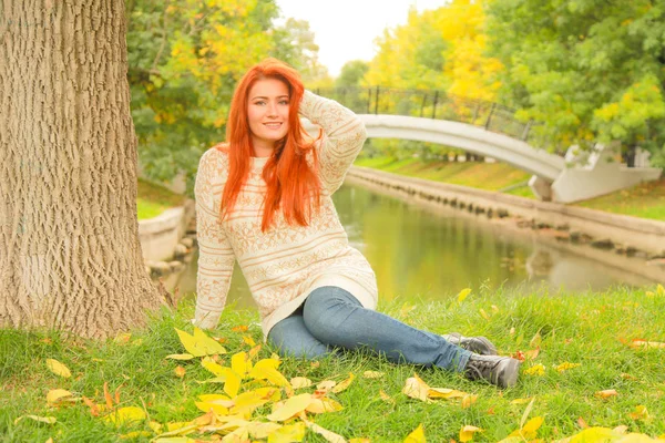 Belle jeune femme rousse en pull marche en automne — Photo