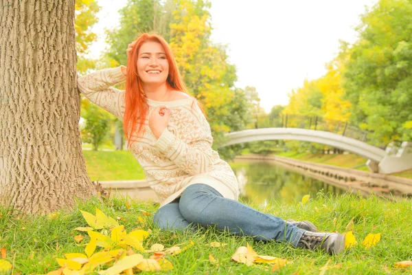 아름다운 젊은 빨간 머리 여자 에 스웨터 산책 에 가을 — 스톡 사진