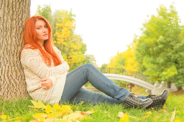 Belle jeune femme rousse en pull marche en automne — Photo