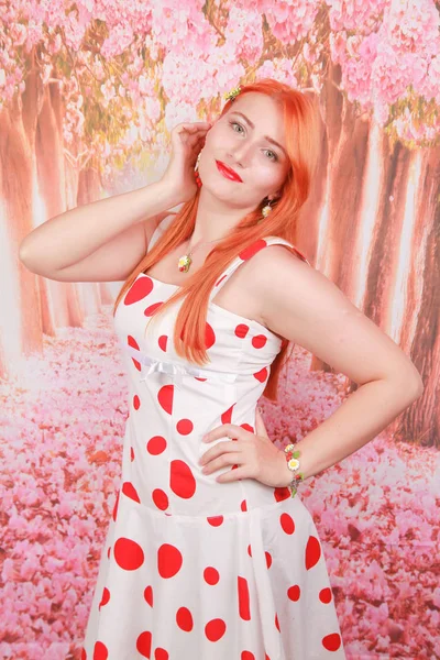 Menina bonita feliz em branco retro polka dot vestido com pontos vermelhos — Fotografia de Stock