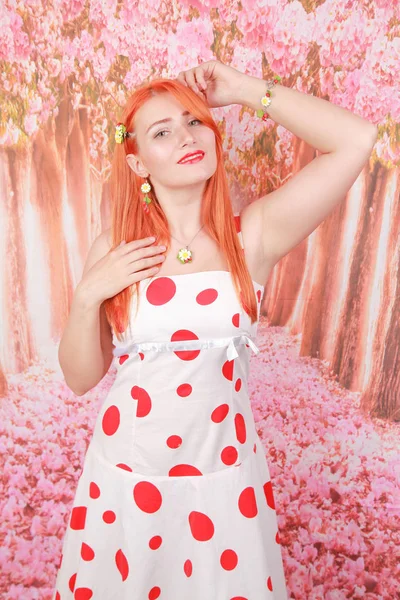 Menina bonita feliz em branco retro polka dot vestido com pontos vermelhos — Fotografia de Stock