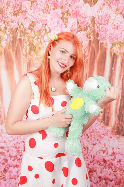 快乐的女人红头发收到泰迪熊和快乐 — 图库照片