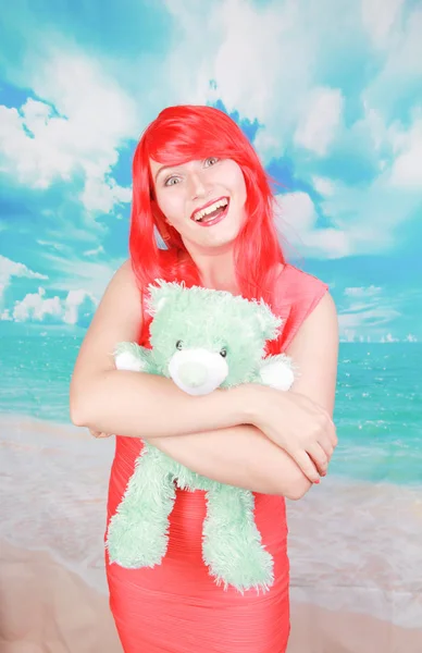Ευτυχισμένη γυναίκα με κόκκινα μαλλιά έλαβε ένα αρκουδάκι και ευτυχισμένο — Φωτογραφία Αρχείου