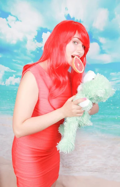 빨간 머리를 가진 행복한 여자는 테디 베어와 행복을 받았다 — 스톡 사진