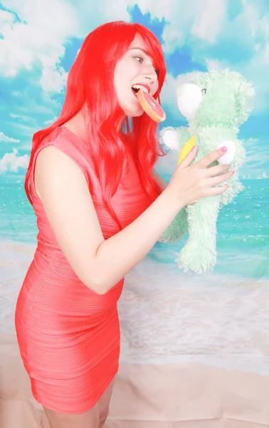 Gelukkige vrouw met rood haar kreeg een teddybeer en gelukkig — Stockfoto