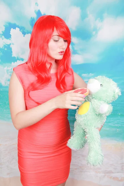 Roodharige volwassen vrouw straffen kleine schattige Teddy Bear speelgoed — Stockfoto