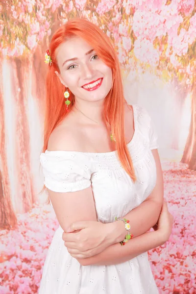 Retrato de menina com cabelo laranja em vestido de moda de verão branco — Fotografia de Stock