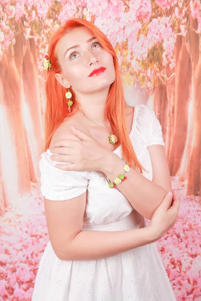 Retrato de menina com cabelo laranja em vestido de moda de verão branco — Fotografia de Stock