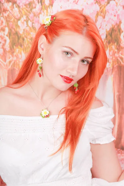 Portré lány narancssárga hajú, fehér nyári divat ruha — Stock Fotó