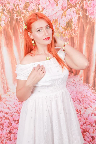 Retrato de menina com cabelo laranja em vestido de moda de verão branco — Fotografia de Stock