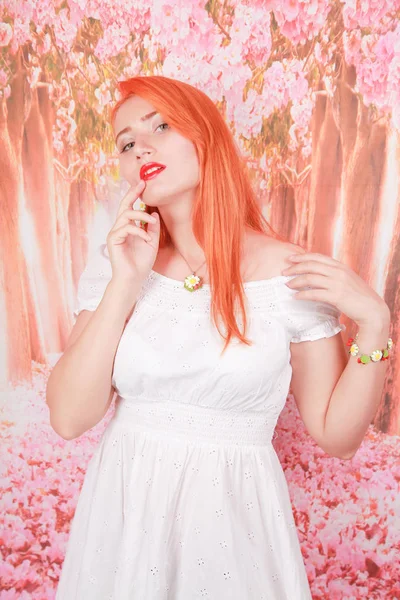 Портрет дівчини з помаранчевим волоссям у білій літній модній сукні — стокове фото