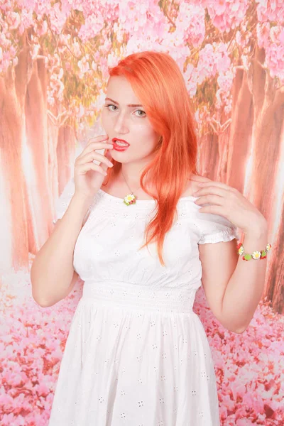 Πορτρέτο του κοριτσιού με πορτοκαλί μαλλιά σε λευκό καλοκαίρι φόρεμα μόδας — Φωτογραφία Αρχείου
