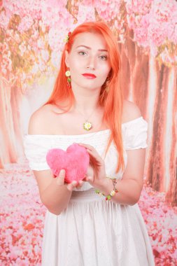 kız Sevgililer günü aşk için Kalp şekli kırmızı kabarık yumuşak yastık tutar