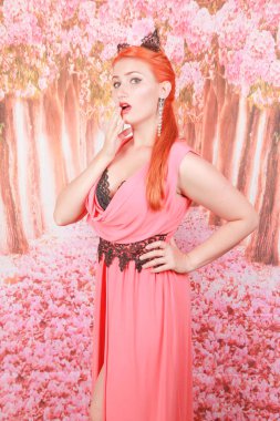 Baş moda dantel kedi kulakları ile güzel kızıl saçlı genç kız