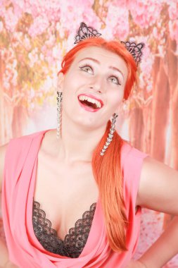 Baş moda dantel kedi kulakları ile güzel kızıl saçlı genç kız