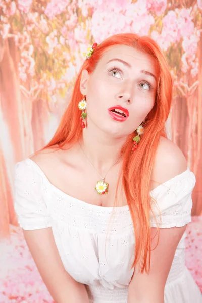 Retrato de menina com cabelo laranja em vestido de moda de verão branco — Fotografia de Stock