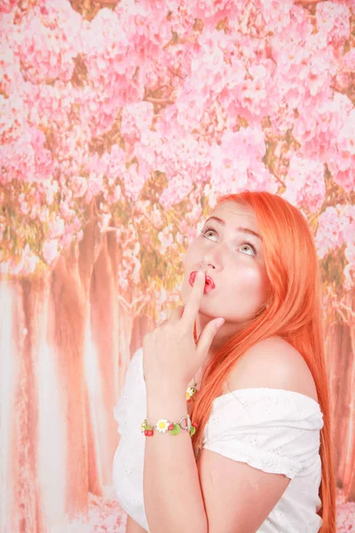 Retrato de menina com cabelo laranja em vestido de moda de verão branco — Fotografia de Stock